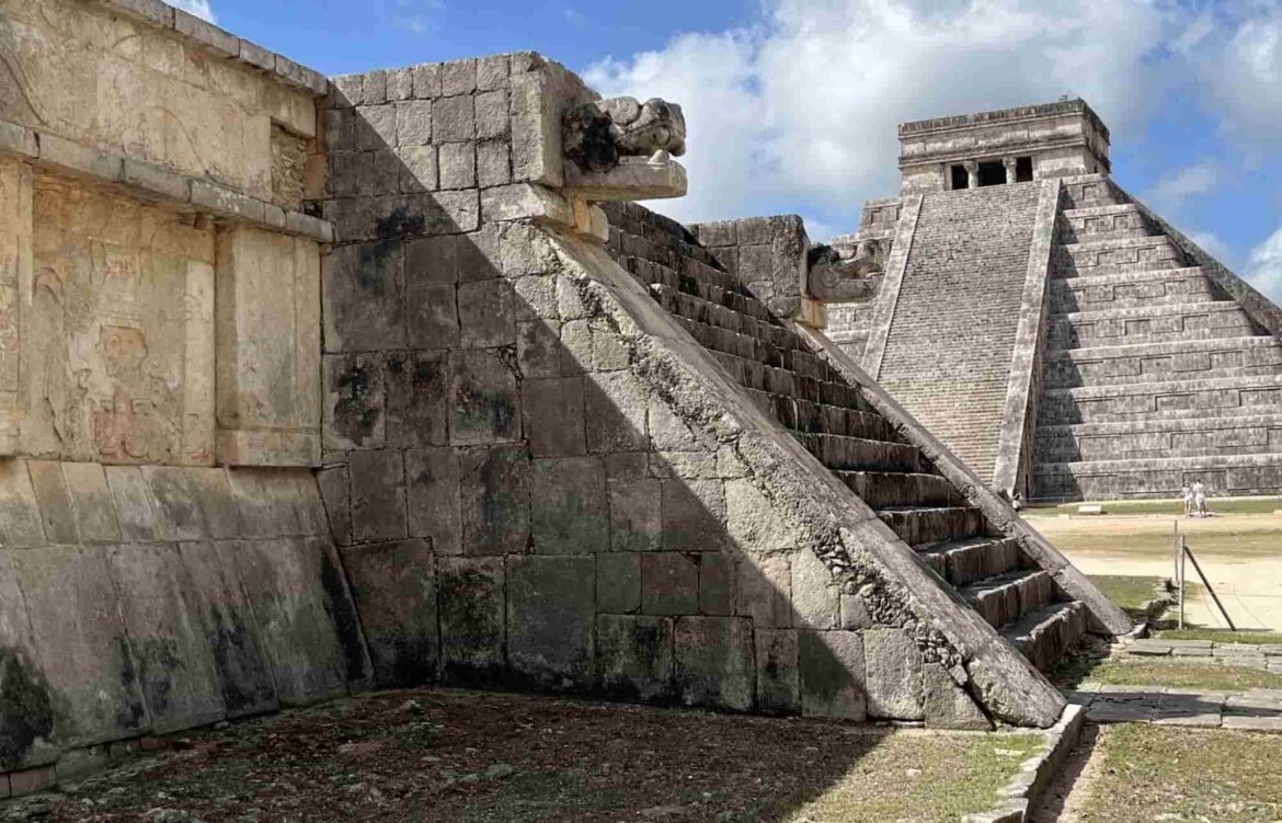 Structure ornée d'une tête de serpent sculptée devant la grande pyramide Maya d'El Castillo, au site archéologique de Chichén Itzá.